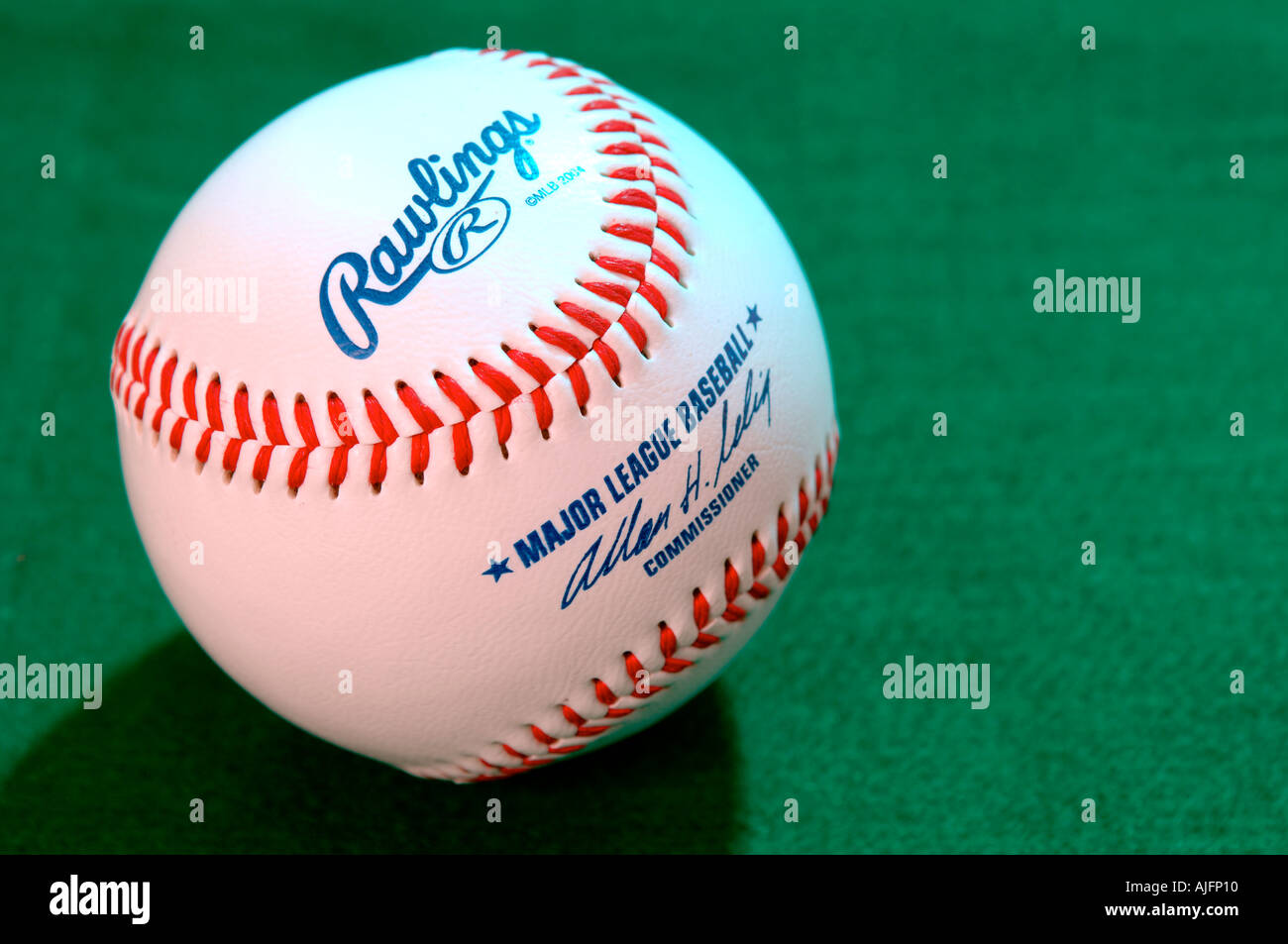 Un américain de baseball blanc sur fond vert. Banque D'Images