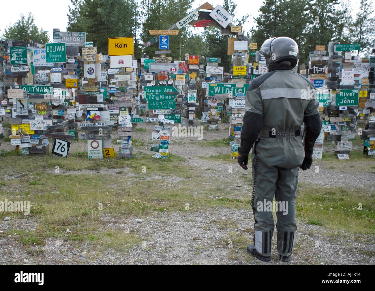 Le signe Post Forest à Watson Lake Yukon a commencé en 1942 par Carl Lindley K A U S G I L'Armée travaillant sur la route de l'Alaska Banque D'Images