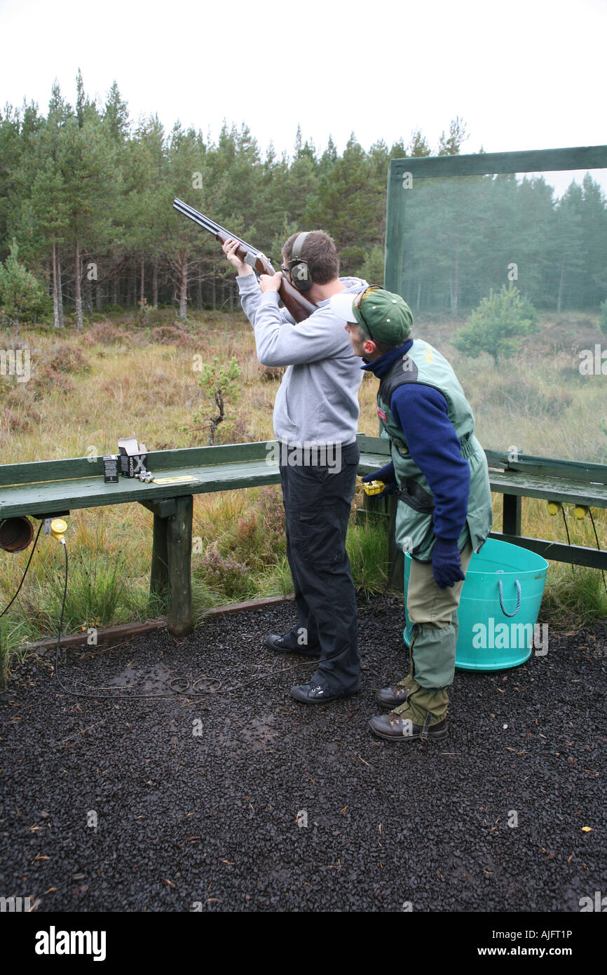 L'homme ayant les droits de scolarité pour le tir au pigeon d'argile, de Rothiemurchus, Ecosse Banque D'Images