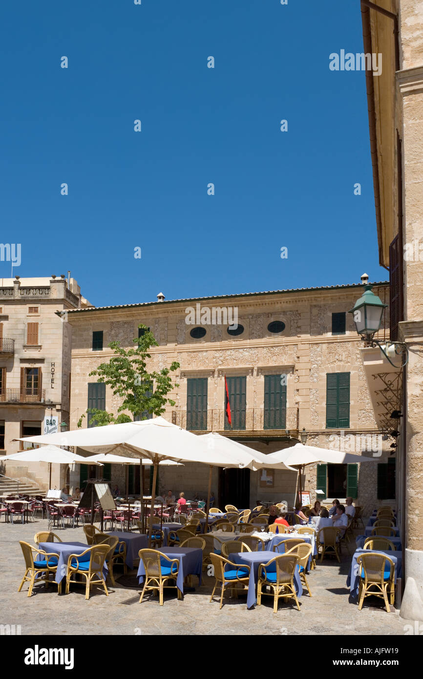 Restaurant dans la Plaza Mayor (place principale) dans la vieille ville de Pollença (Pollença), Côte Nord, Mallorca, Espagne Banque D'Images