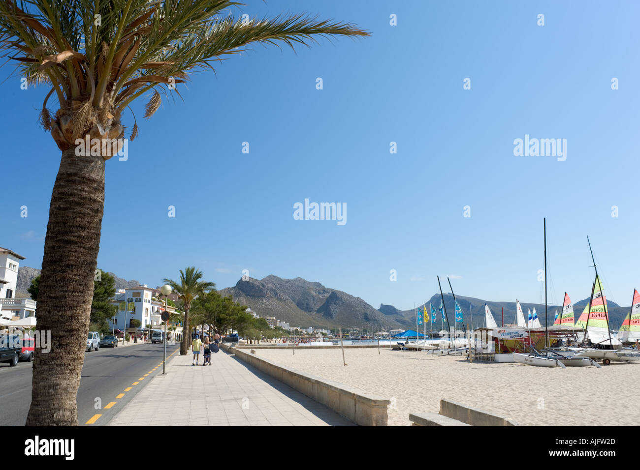 La principale plage et promenade du bord de mer à Puerto Pollensa, Majorque, la côte nord de l'Espagne Banque D'Images