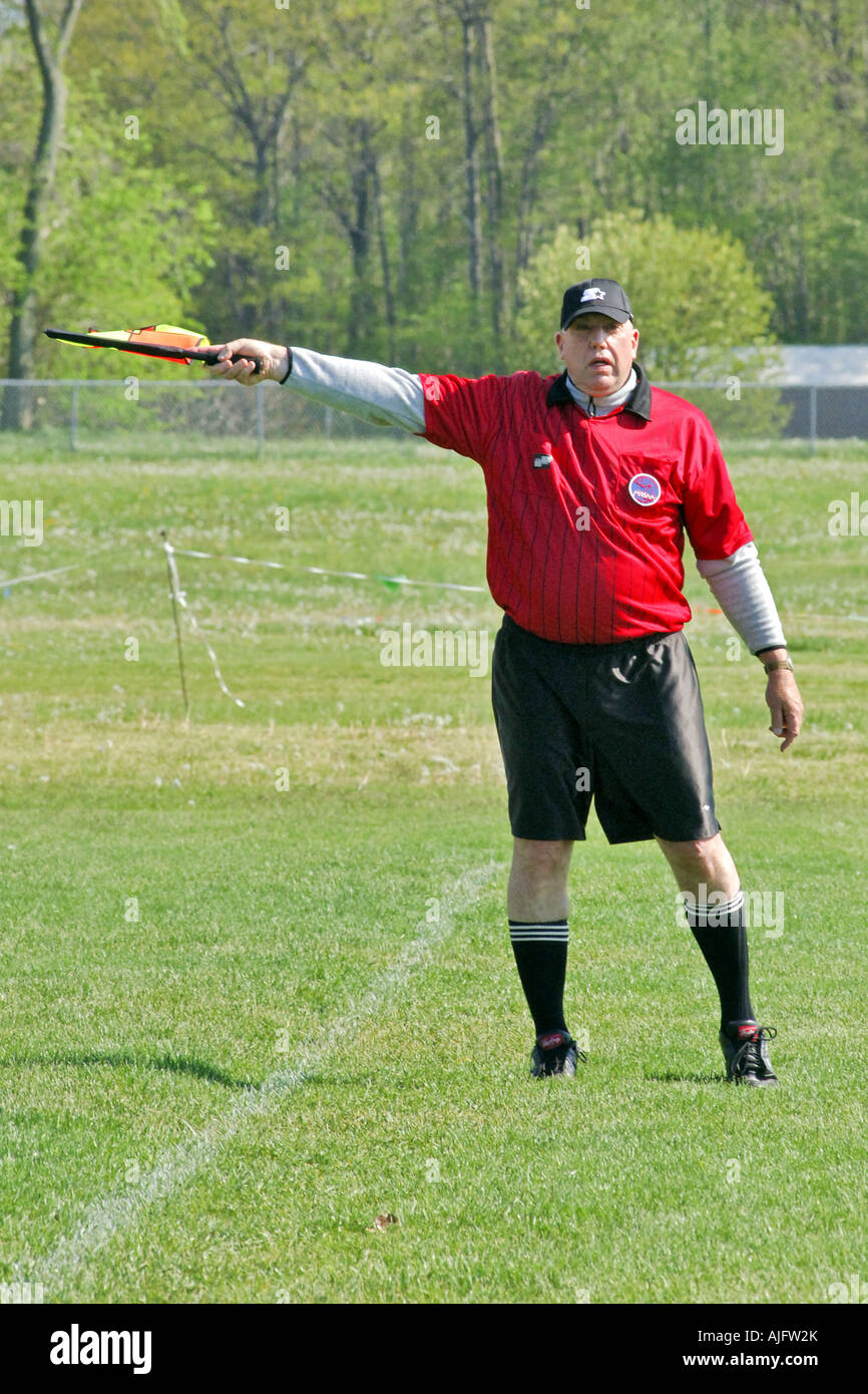 Juge arbitre avec son drapeau rouge à un match de soccer Girls High School Banque D'Images