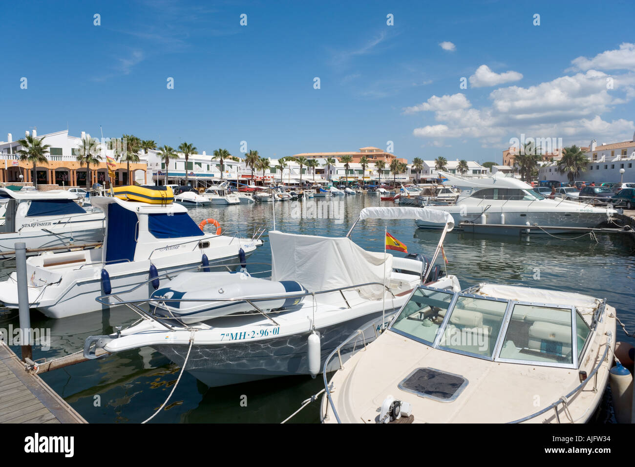 Les bateaux de plaisance dans le port de Cala'n Bosch, Minorque, Iles Baléares, Espagne Banque D'Images