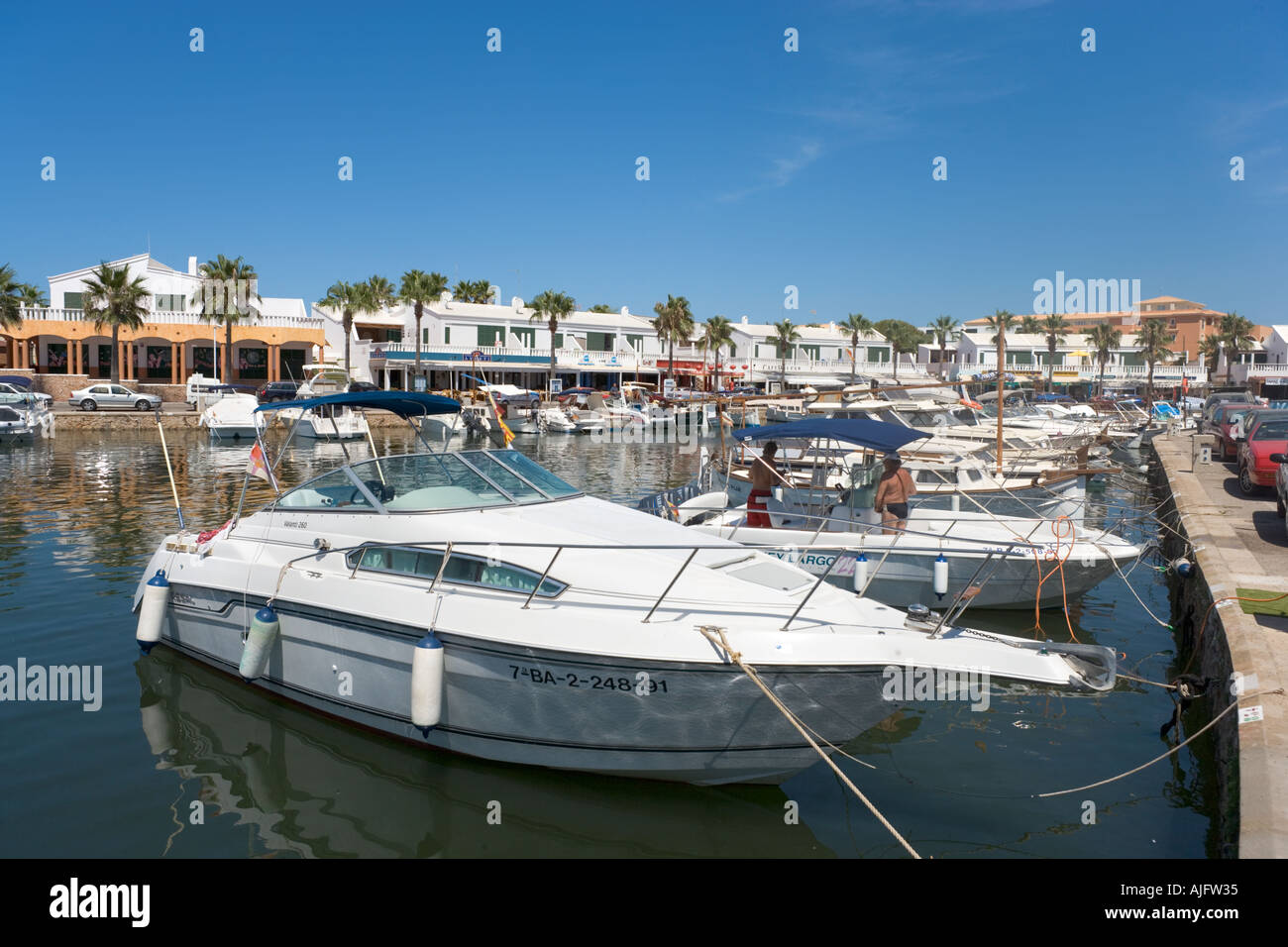 Les bateaux de plaisance dans le port de Cala'n Bosch, Minorque, Iles Baléares, Espagne Banque D'Images