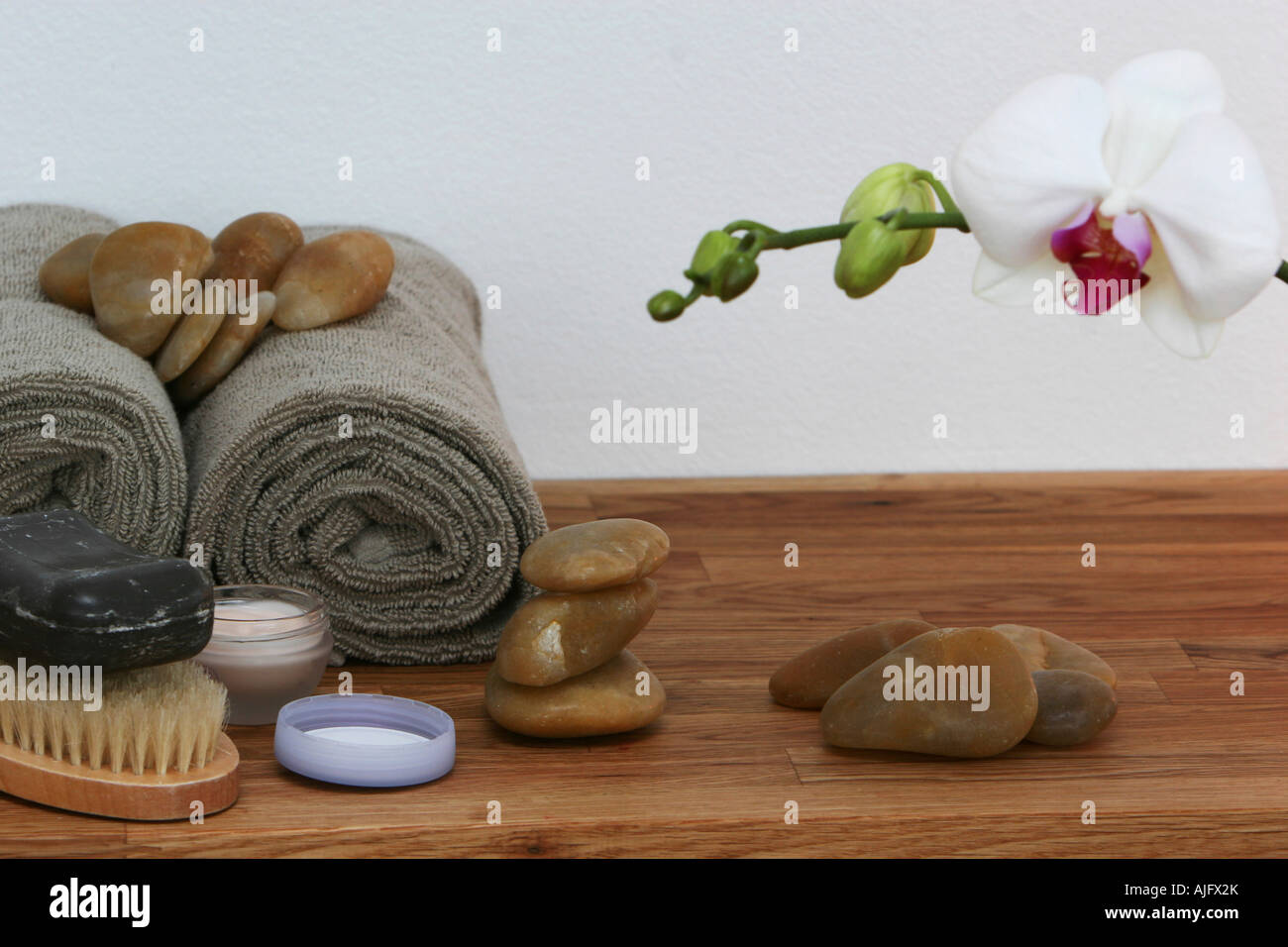 Un vivent encore des articles spa installé sur un parquet en chêne très apaisant couleurs eartly Banque D'Images