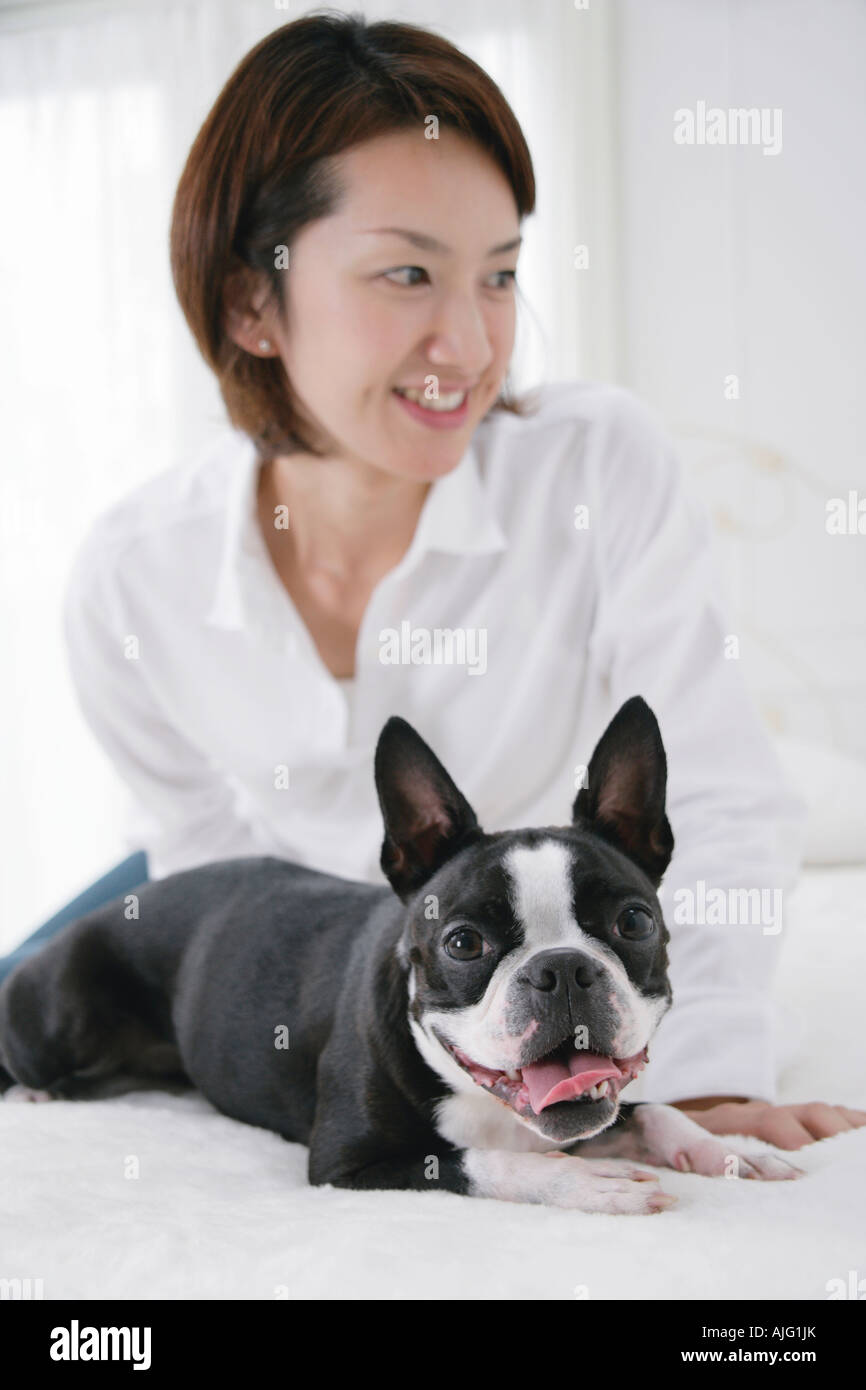 Jeune femme et Boston Terrier Banque D'Images