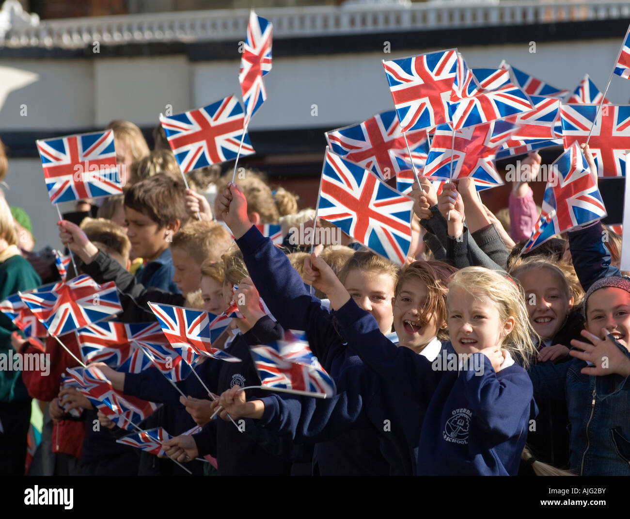 Les enfants agitant des drapeaux britanniques au cours d'une visite Royale à Scarborough, Yorkshire du nord Banque D'Images