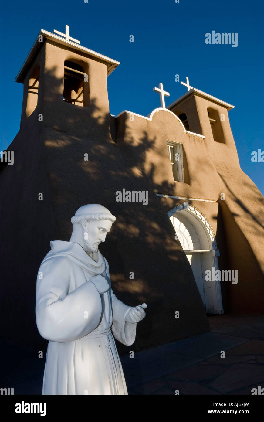 L'église San Francisco de Asis à Taos, Nouveau Mexique au lever du soleil. Banque D'Images