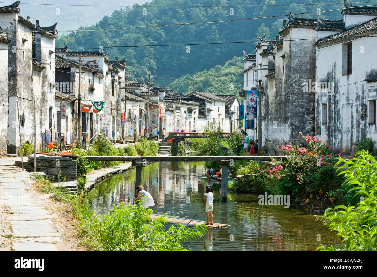 Canal et ancien village de Likeng filles jouent sur radeau en bambou Wuyuan County Chine Banque D'Images