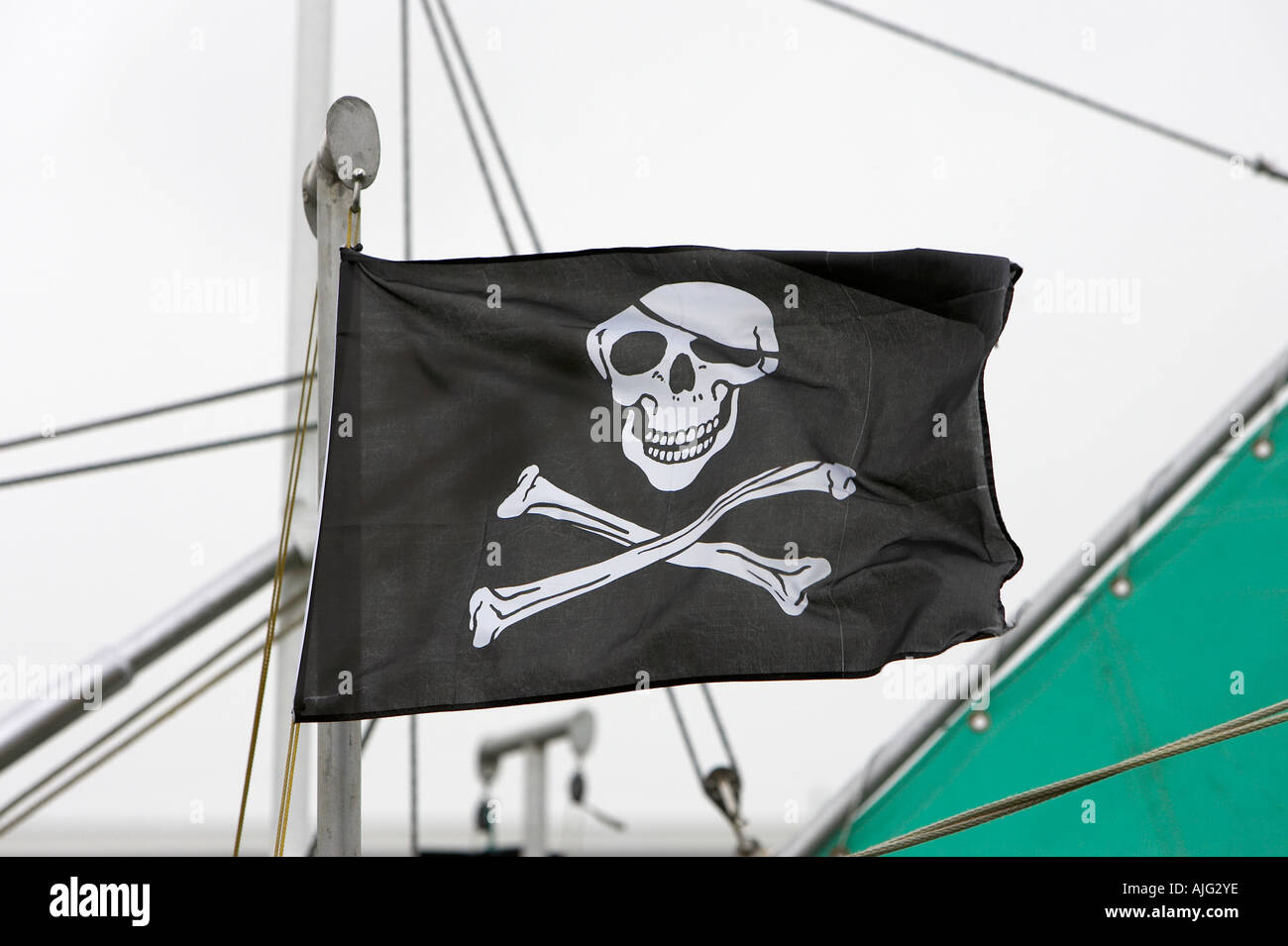 Tête de mort drapeau du mât de bateau à voile port d'attache à kilkeel comté de Down en Irlande du Nord Banque D'Images