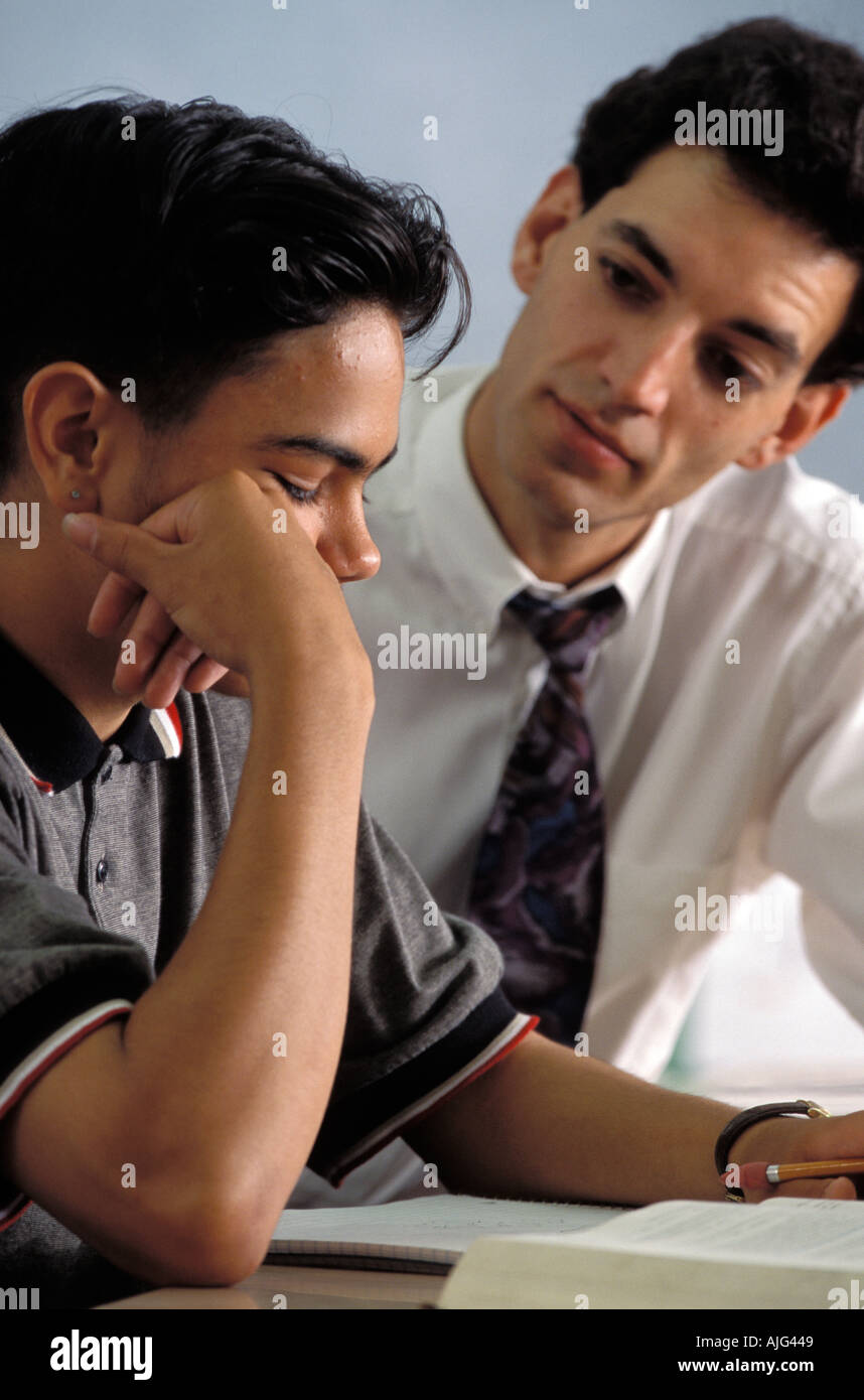 Professeur Latino réconfortant contrariée, frustrés et malheureux high school student in class Banque D'Images