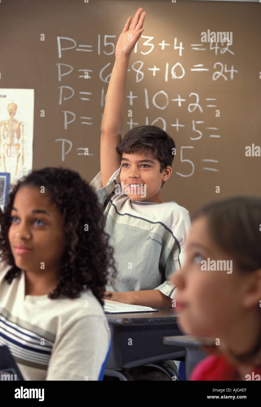 Homme hispanique de middle school cours de mathématiques. Banque D'Images