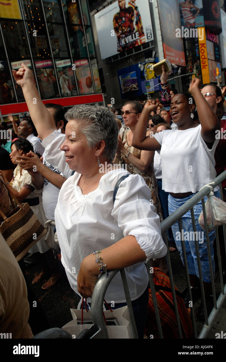 Organisé par l'église de Times Square des milliers s'entassent dans Times Square pour une réunion de prière Banque D'Images