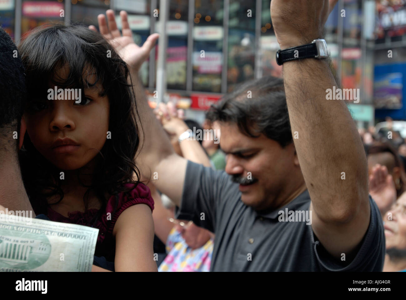 Organisé par l'église de Times Square des milliers s'entassent dans Times Square pour une réunion de prière Banque D'Images