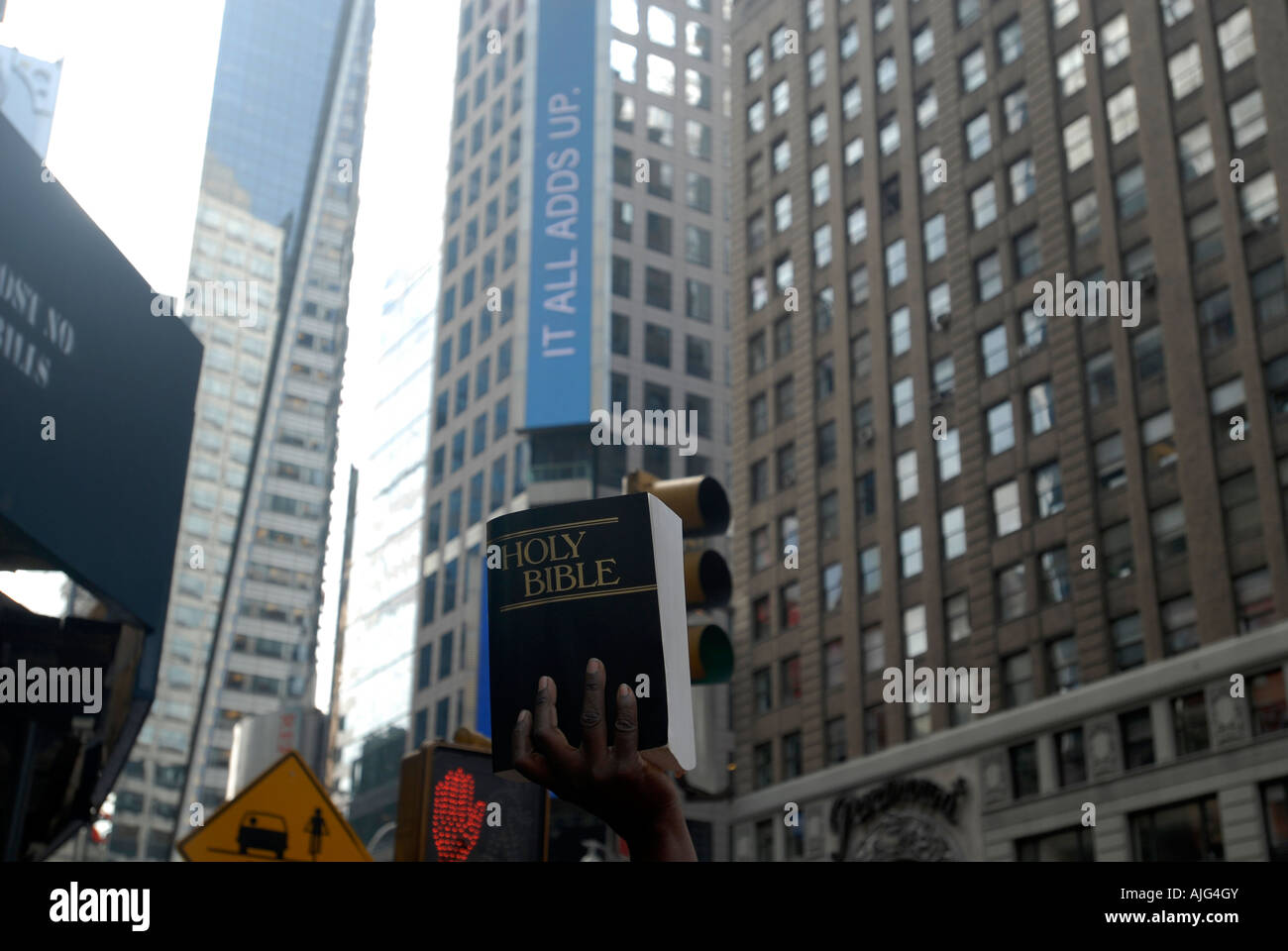 Organisé par l'église de Times Square des milliers s'entassent dans Times Square pour une réunion de prière Banque D'Images