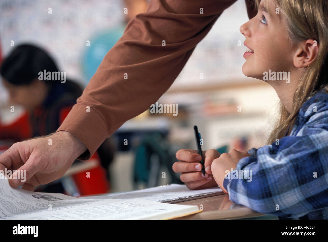 Caucasian teacher aide étudiante à l'école intermédiaire class Banque D'Images