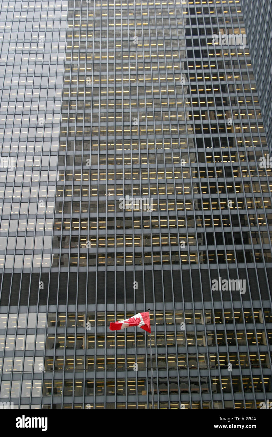Drapeau rouge voler contre gratte-ciel tour noire Banque D'Images