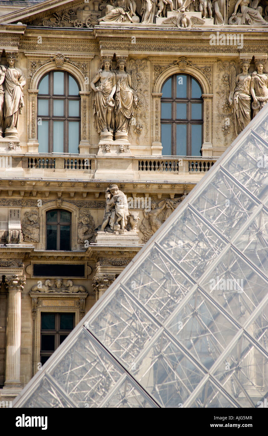 France Ile De France Paris Centre de l'Aile Richelieu du musée du Louvre Galerie d'Art avec détail Pyramide Banque D'Images
