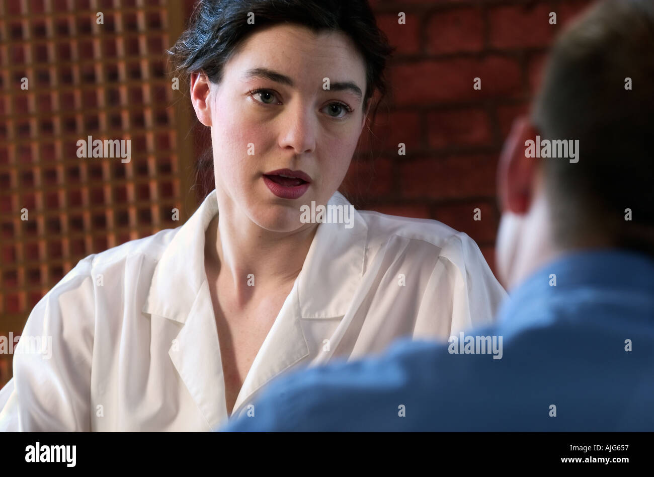 Businesswoman talking to coworker en conférence Banque D'Images