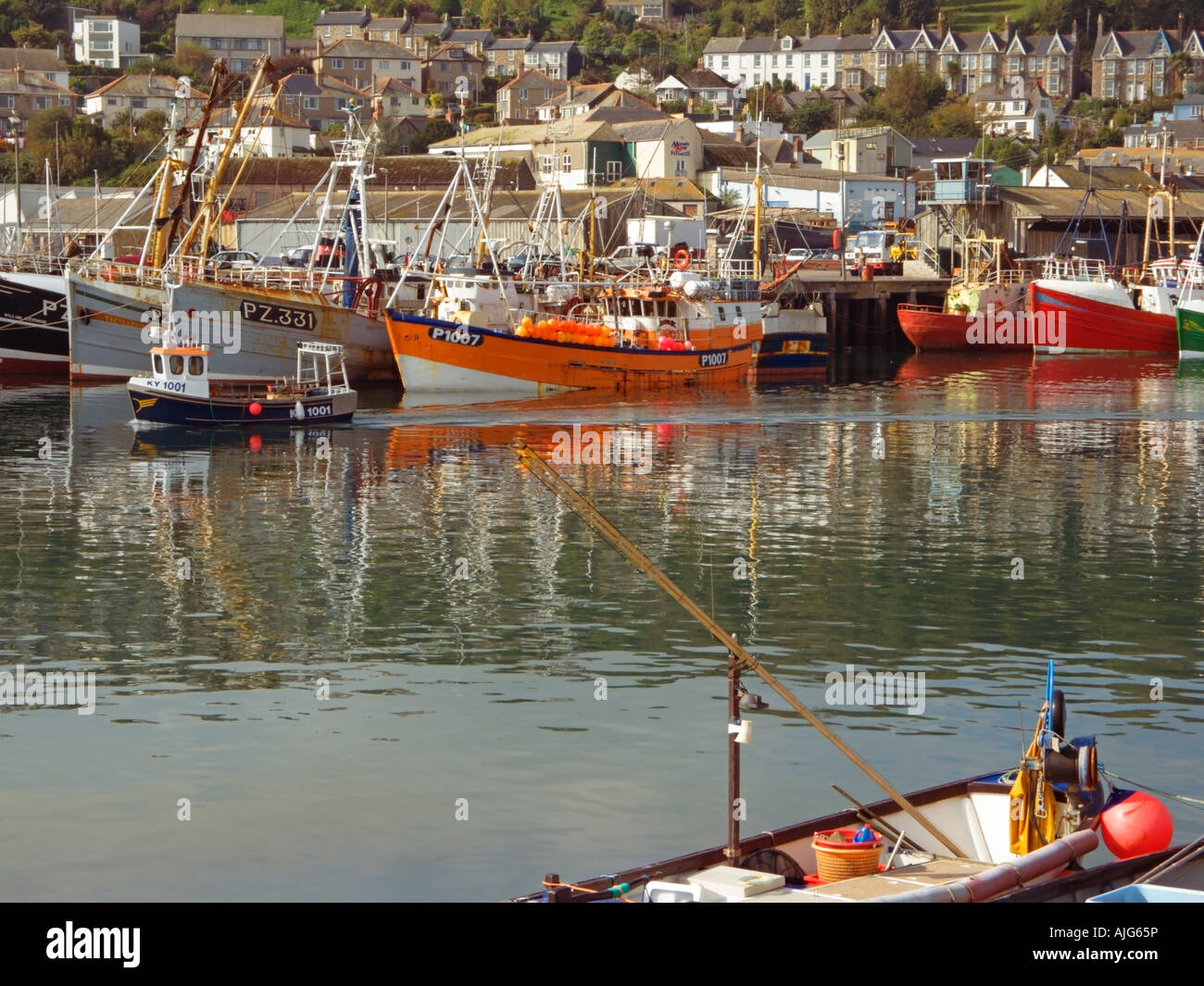 La flotte de pêche pittoresque port de Newlyn Newlyn quai Cornwall England United Kingdom Banque D'Images