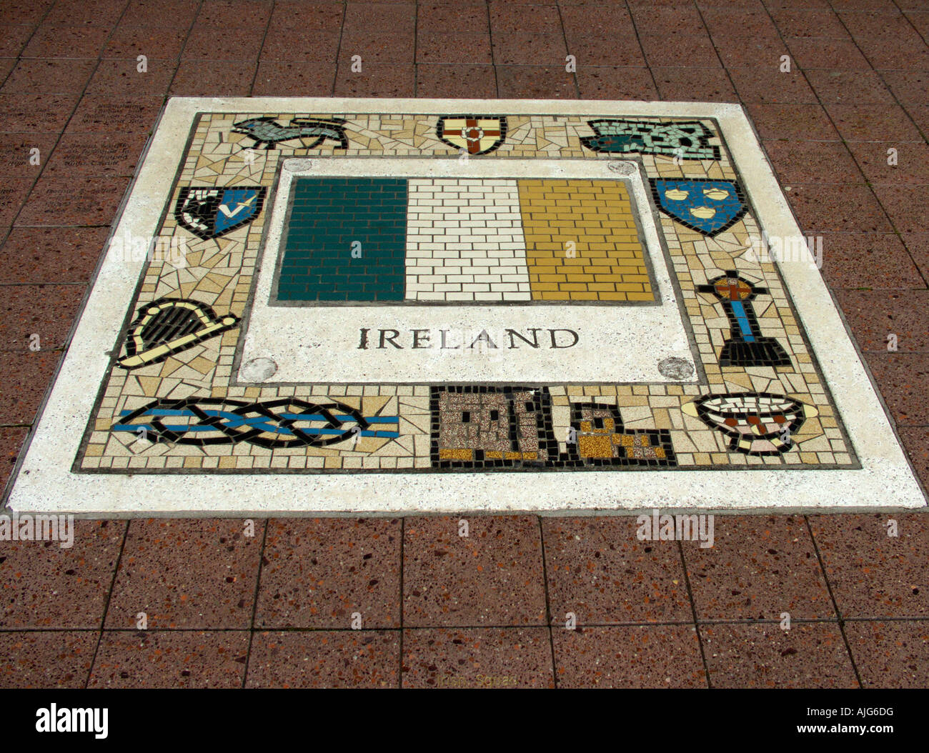 Drapeau irlandais en mosaïque de la promenade le long du Millennium Stadium Cardiff Wales UK Banque D'Images