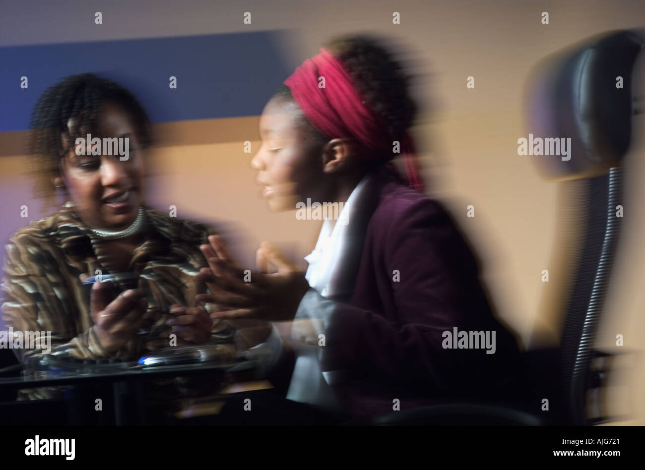 Deux femmes d'Afro-américains en réunion de bureau Banque D'Images