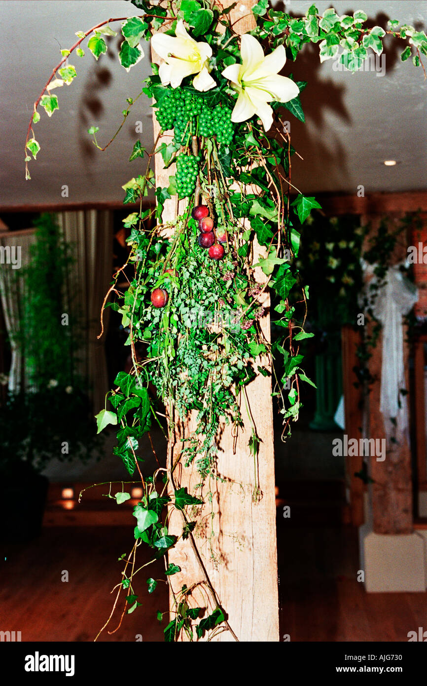 Des fleurs de mariage sur un pilier Photo Stock - Alamy