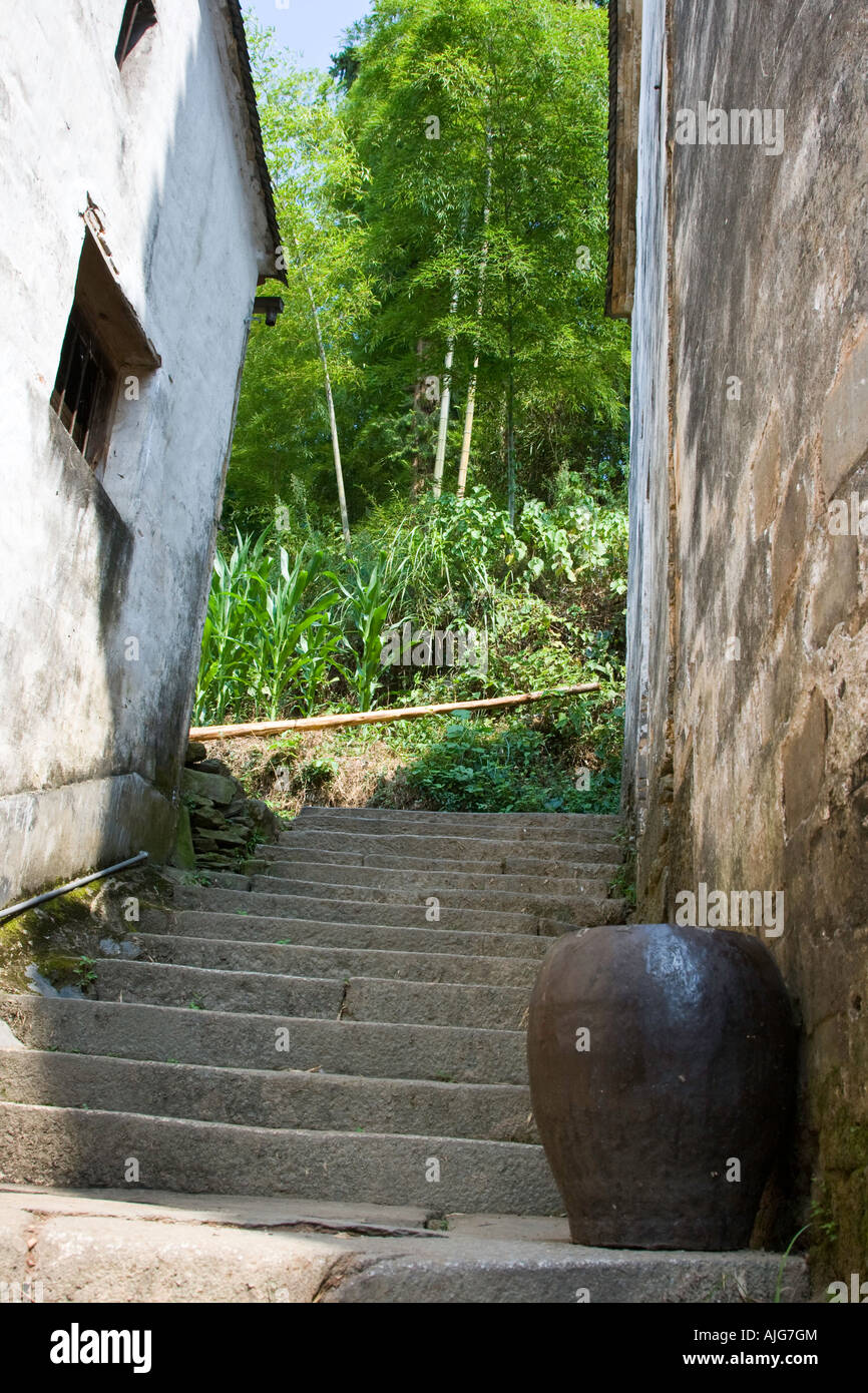 Ancien pot en argile et étapes Likeng Wuyuan County Chine Banque D'Images