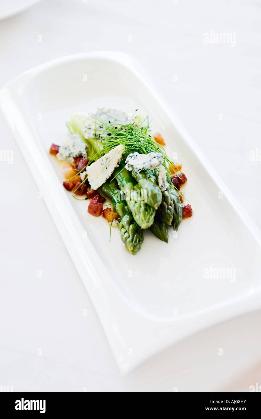 Un plat d'asperges aux herbes Banque D'Images