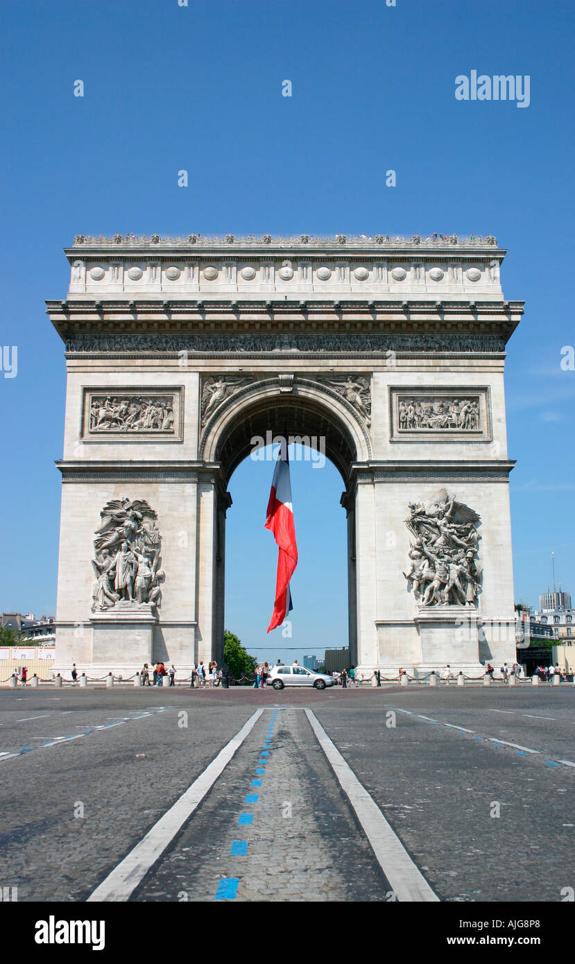 Le soleil du matin baigne l'Arc de Triomphe à Paris Banque D'Images
