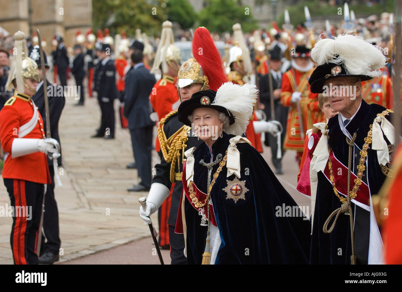 Sa Majesté la Reine et Son Altesse Royale le duc d'Édimbourg au cours de l'ordre de la Jarretière Procession à l'extérieur de la Chapelle St George du château de Windsor Banque D'Images