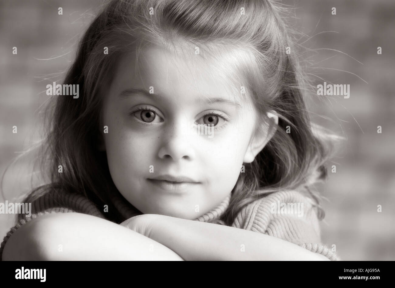 Le noir et blanc portrait d'un Aaluring Portrait petite fille Banque D'Images