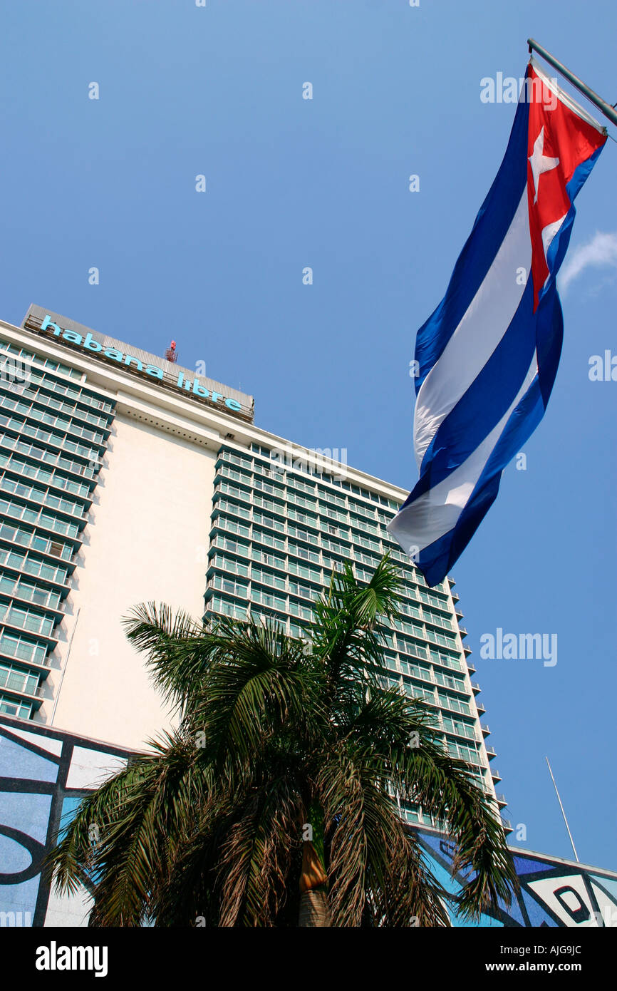 Le drapeau national cubain à l'extérieur de l'hôtel Habana Libre (la vieille Havane Hilton) dans le quartier Vedado de La Havane Banque D'Images