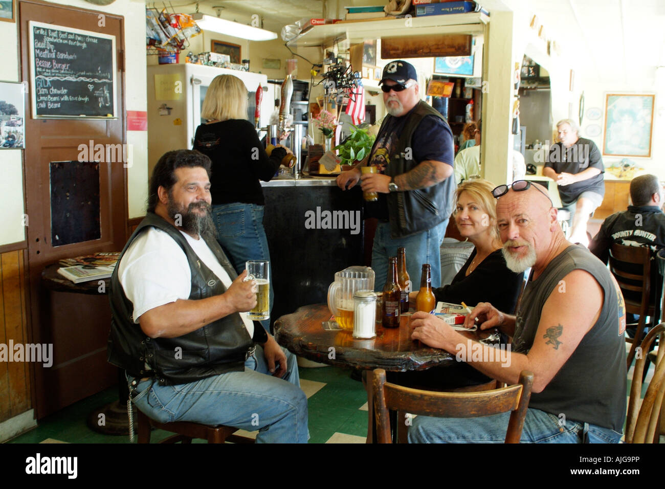 Rencontrez des motards à l'intérieur de la Walker Cafe à Fermin Point à San Pedro en Californie USA Banque D'Images Rencontrez des motards à l'intérieur de la Walker Cafe à Fermin Point à San Pedro en Californie USA Banque D'Images