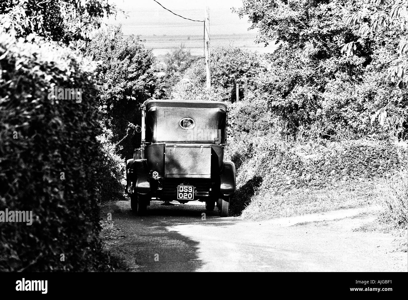 Voiture de mariage traditionnel en pays lane en UK Banque D'Images