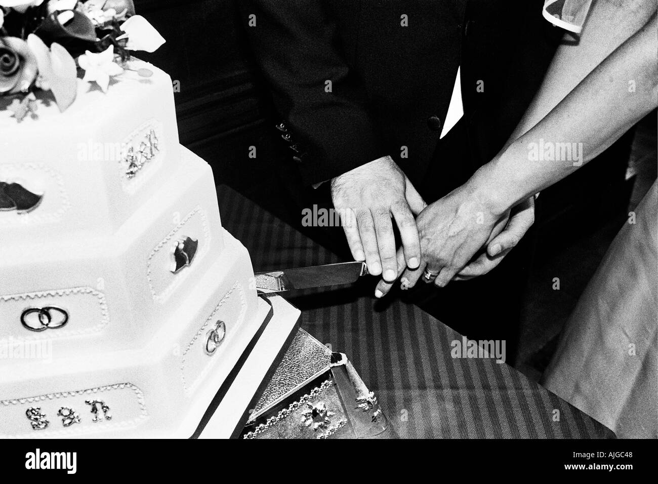 Couple de mariage gâteau de coupe Banque D'Images