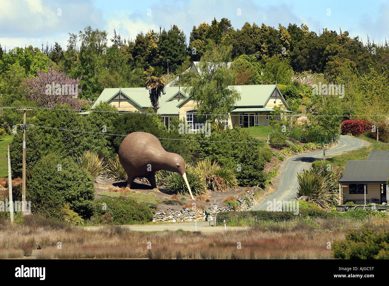 Sculpture de grand oiseau kiwi dans jardin près de Motueka Nelson Nouvelle-zélande Banque D'Images Sculpture de grand oiseau kiwi dans jardin près de Motueka Nelson Nouvelle-zélande Banque D'Images