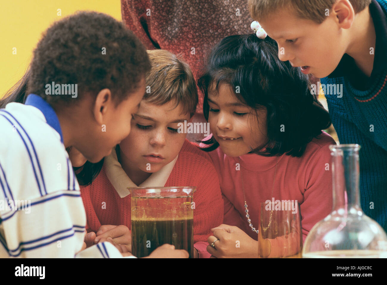 L'école élémentaire faisant expérience scientifique Banque D'Images