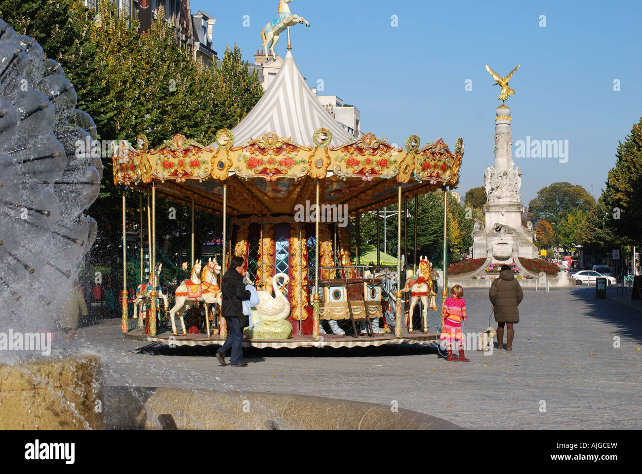 Carrousel pour enfants à la place Drouet d'Erlon, Reims, Marne, Champagne-Ardenne, France Banque D'Images