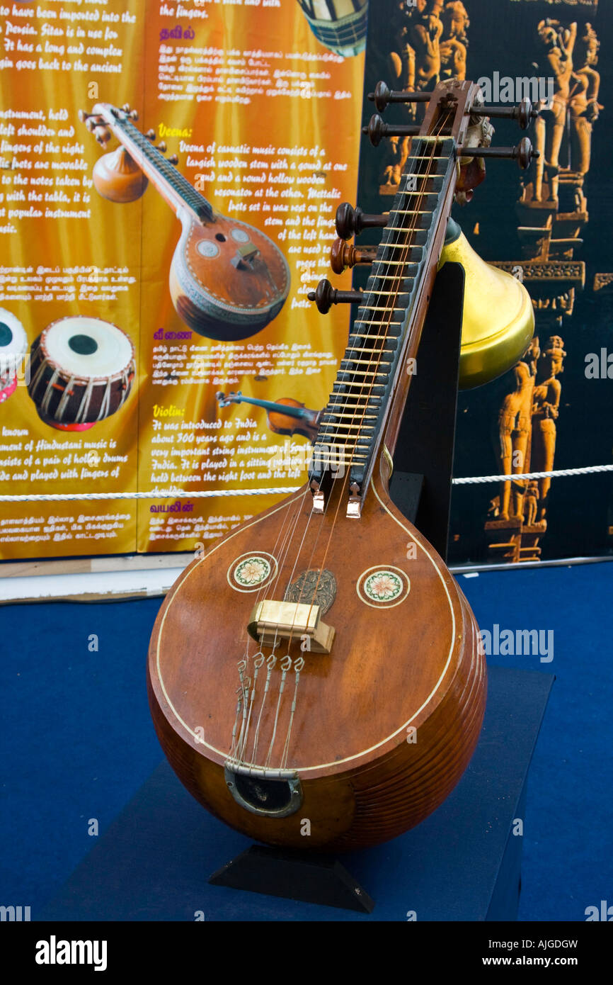 Veena, cordes, instrument de musique en bois d'origine indienne de l'afficheur pendant Deepvali à Singapour Banque D'Images