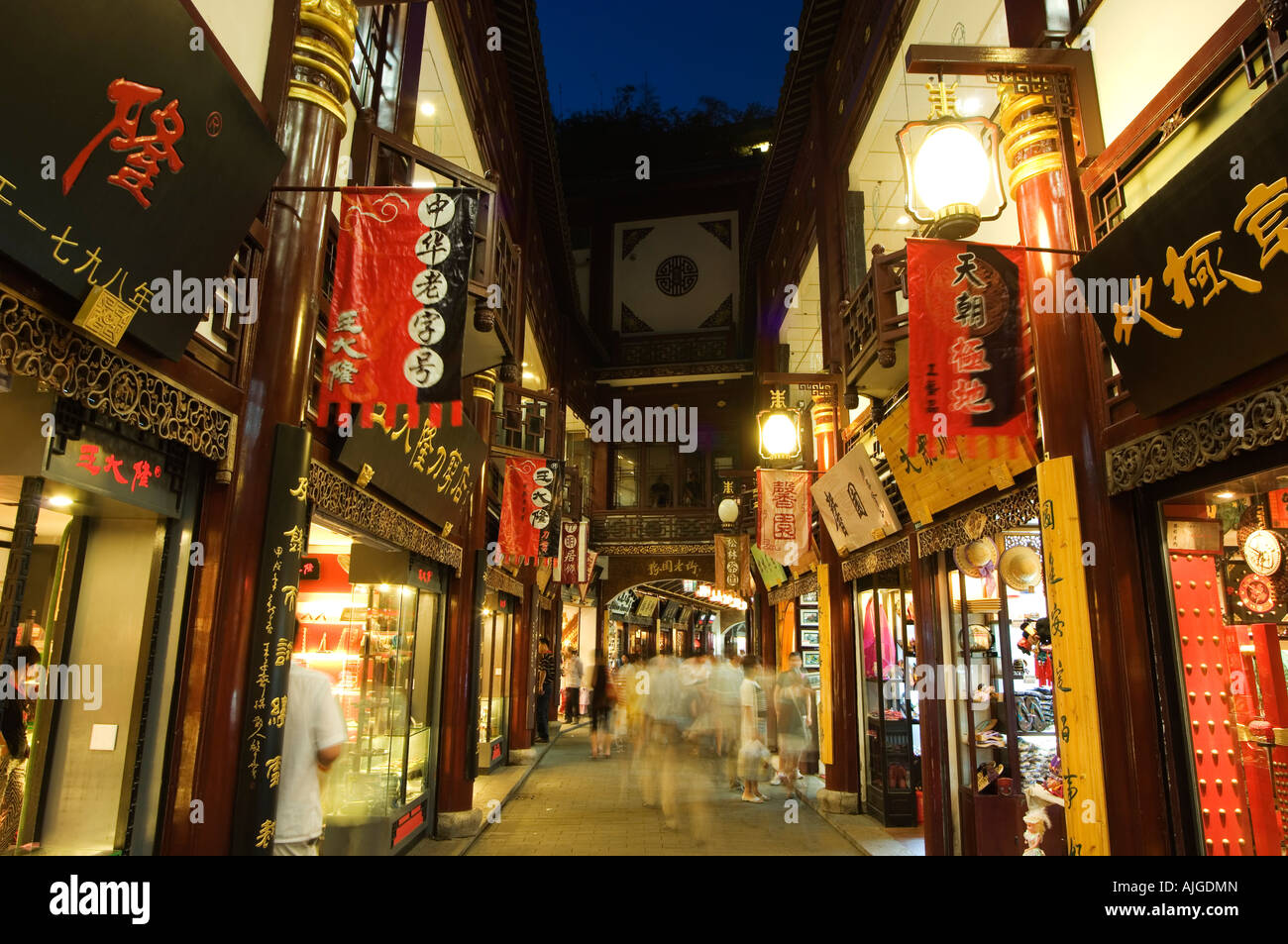 Jardin de Yu Yuan bâtiments Bazar fondée par la dynastie Ming famille Pan éclairées dans la vieille ville chinoise District Shanghai Chine Banque D'Images
