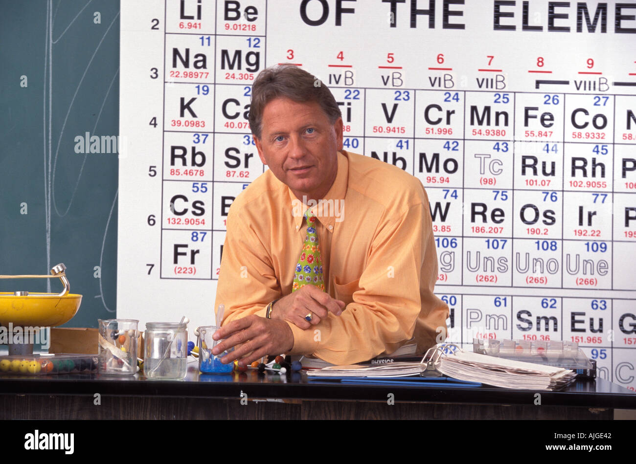 Portrait of a middle-age diplôme d'enseignant de chimie posant devant le tableau périodique des éléments dans son laboratoire de chimie Banque D'Images