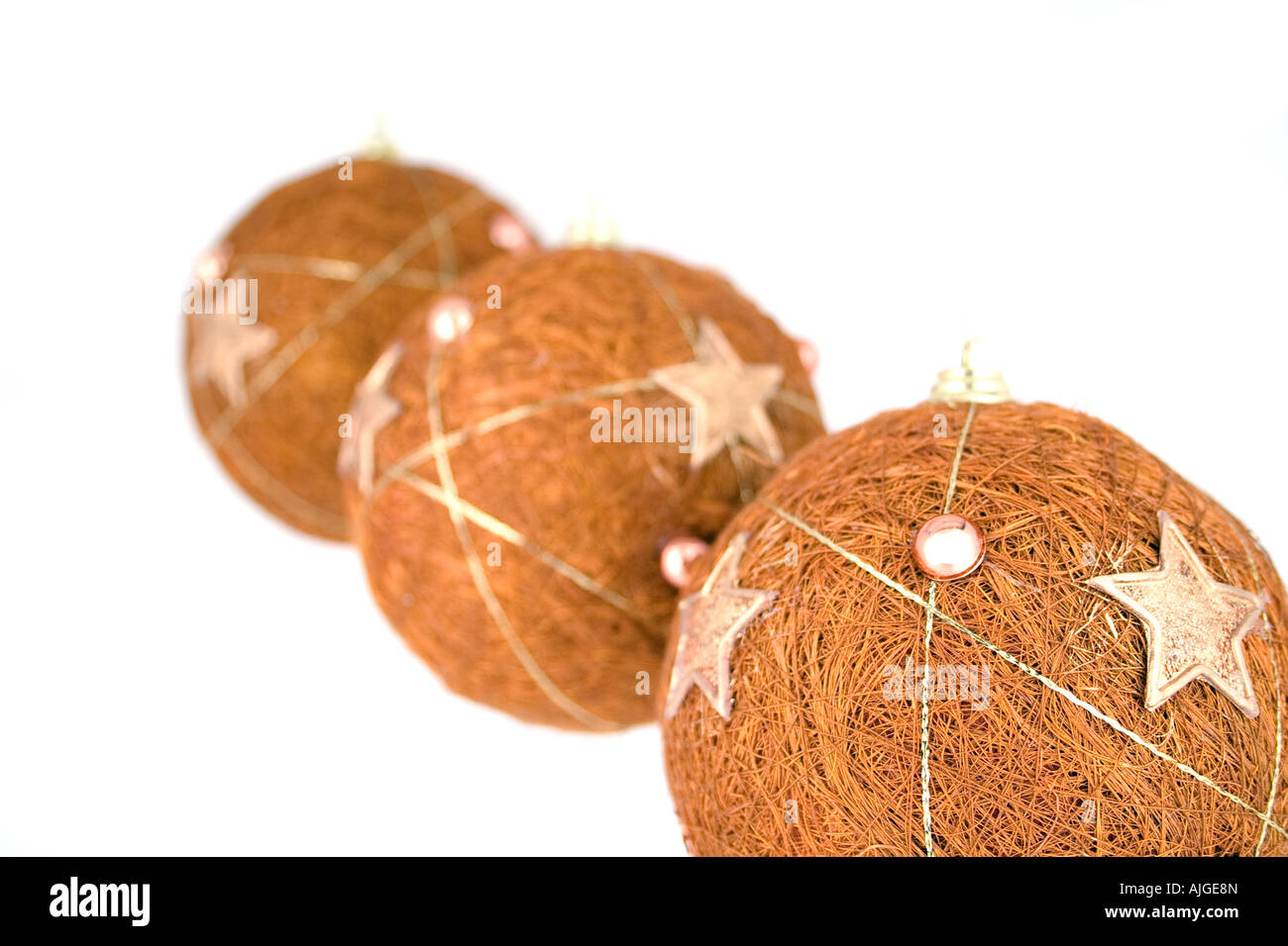 Trois boules de Noël pendaison et isolated on white Banque D'Images
