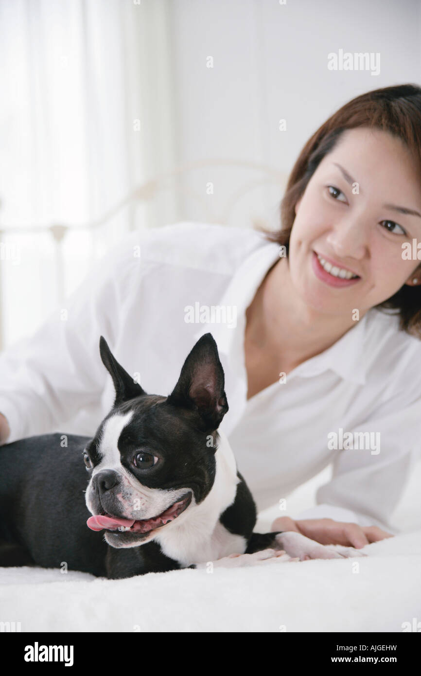 Jeune femme et Boston Terrier Banque D'Images