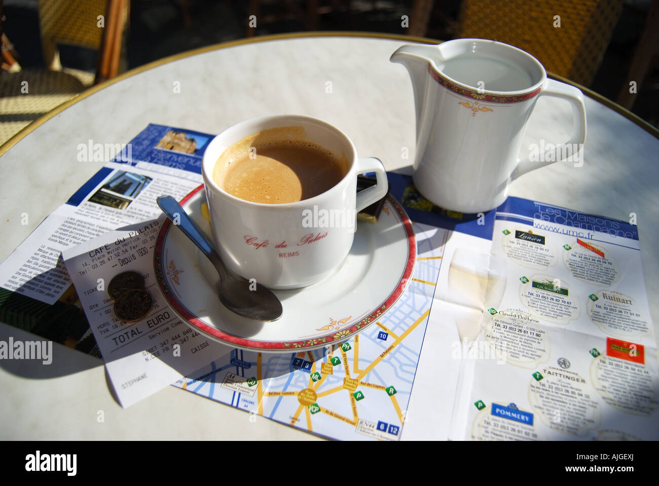 Café crème sur table dans la rue café, Reims, Marne, Champagne-Ardenne, France Banque D'Images