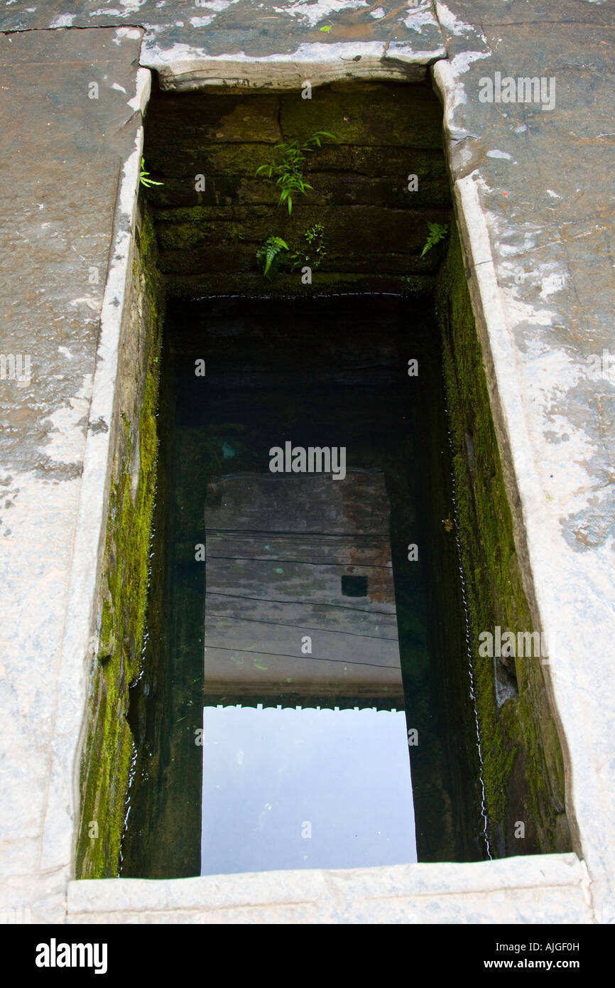 Reflet dans un ancien puits Likeng Wuyuan County Chine Banque D'Images