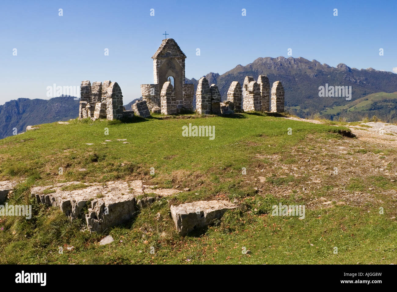 Statue religieuse en haut d'une montagne à pied dans la vallée de Fuipiano Banque D'Images