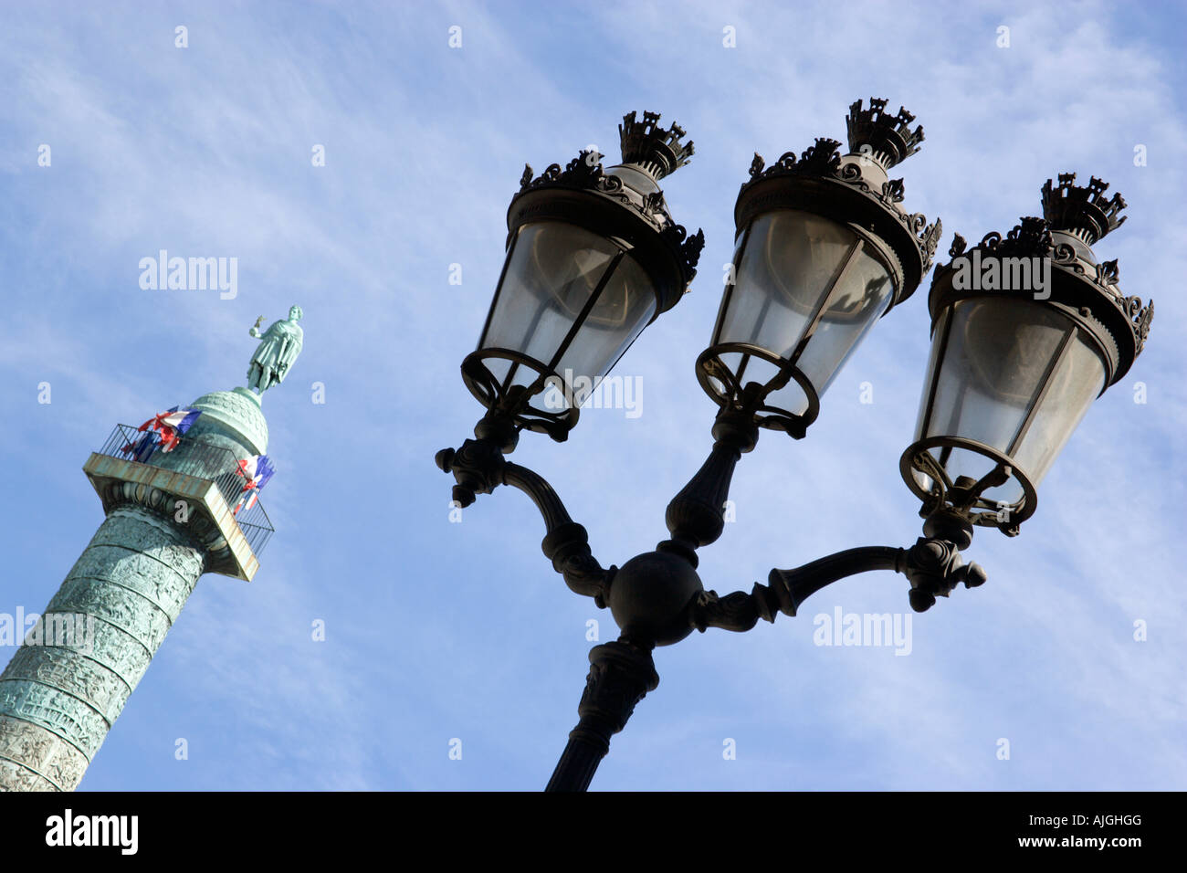 France Ile De France Paris Place Vendôme Ornate lampadaire et statue de Napoléon au sommet d'une colonne sur le modèle de la colonne Trajane Banque D'Images