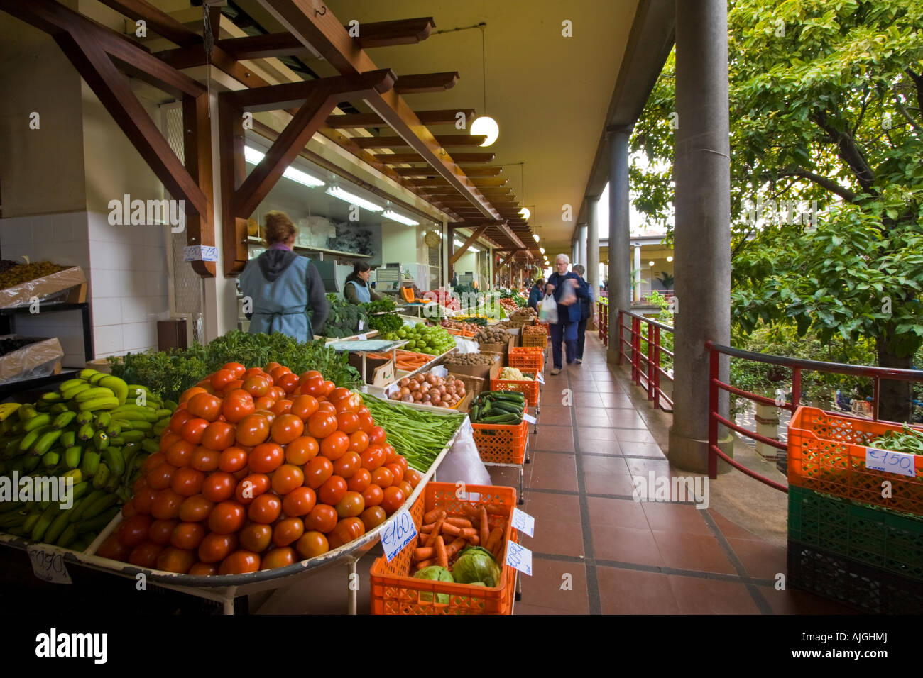 Les gens shopping, fruits et légumes colorés décrochage, le Mercado DOS Lavradores ( marché ) travailleurs Funchal, Madère Banque D'Images