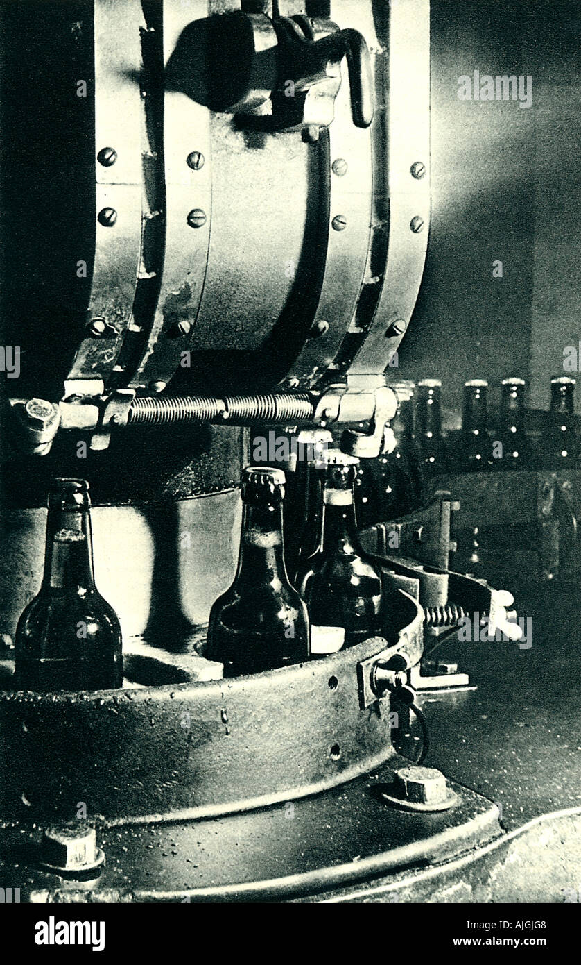 Bouteilles de plafonnement de la brasserie 1930 Photo de la bière mise en bouteille Banque D'Images